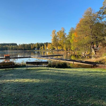 Vacker Hus I Naturen Fröseke エクステリア 写真